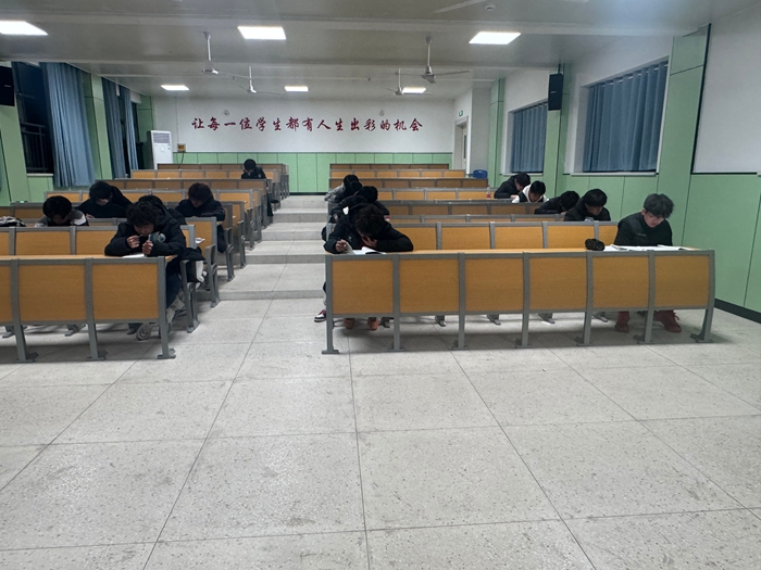 2.24-4冬训队员正在淮北路校区学生宿舍阶梯教室中进行晚自习.jpg